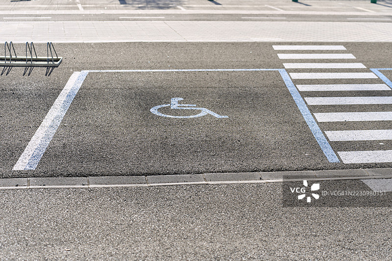 为残疾人士保留的停车位，展示无障碍设施图片素材