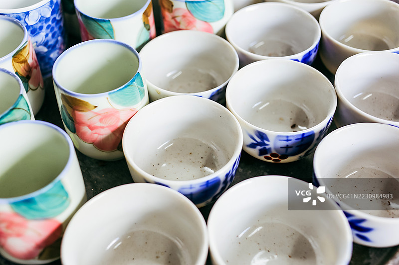 带有花卉图案的陶瓷茶杯和饮水杯图片素材