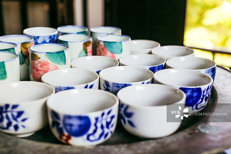 带有花卉图案的陶瓷茶杯和饮水杯图片素材