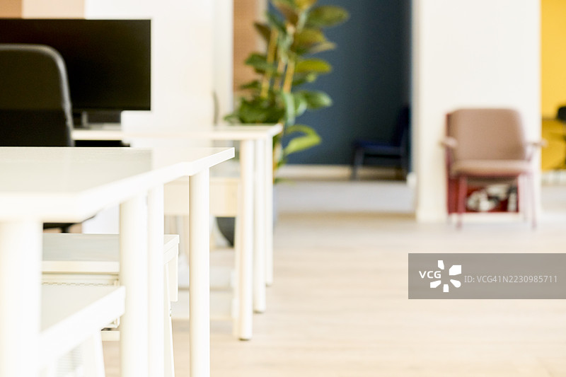 现代共享办公空间中空荡荡的桌子，等待着工作人员的到来图片素材