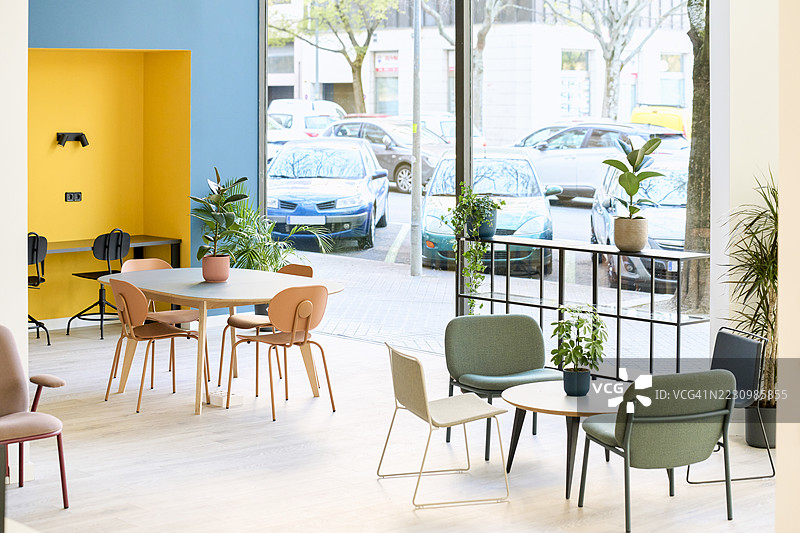 现代的共享办公开放空间，配有色彩丰富的家具和植物图片素材