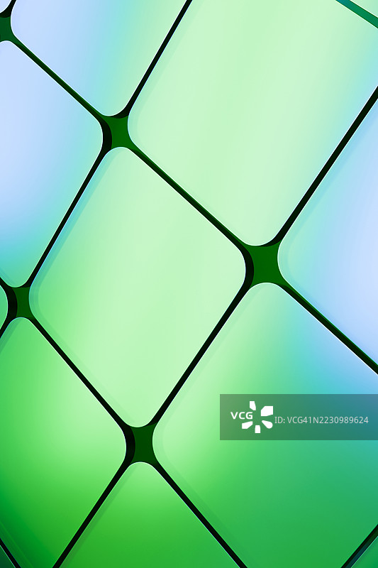 绿色和蓝色渐变的圆角方块瓷砖的抽象3D渲染。现代未来主义的垂直背景，具有光滑的光泽表面和几何重复。非常适合生态技术、用户界面和数字概念。图片素材