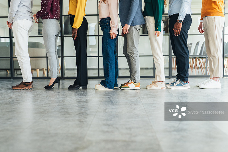 多样性步伐：团结的团队在行动图片素材