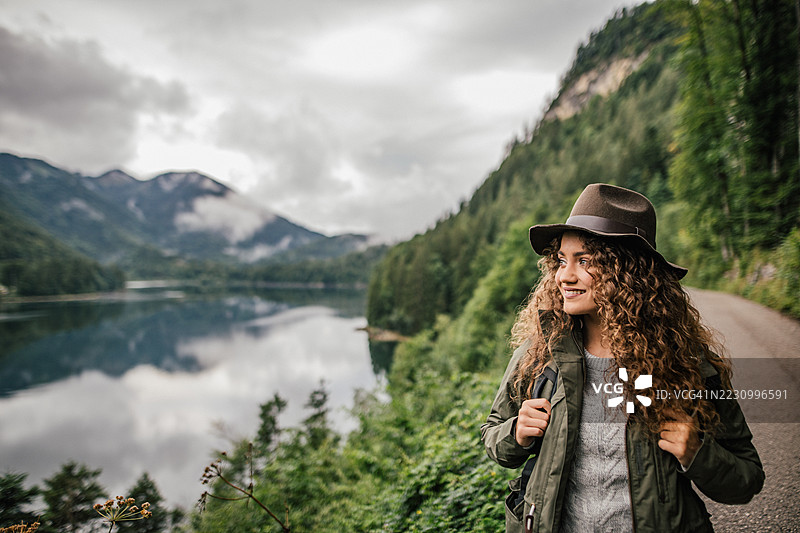 女性游客在荒野中徒步旅行。国家公园。图片素材