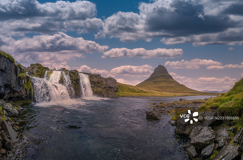 冰岛云雾下的壮丽瀑布与基尔基尤山图片素材