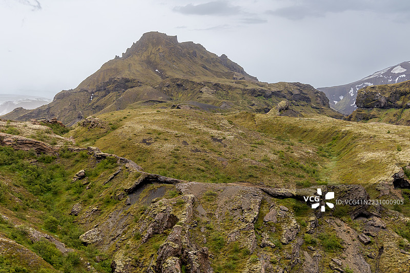 冰岛壮丽的山脉风景在多云的天空下图片素材