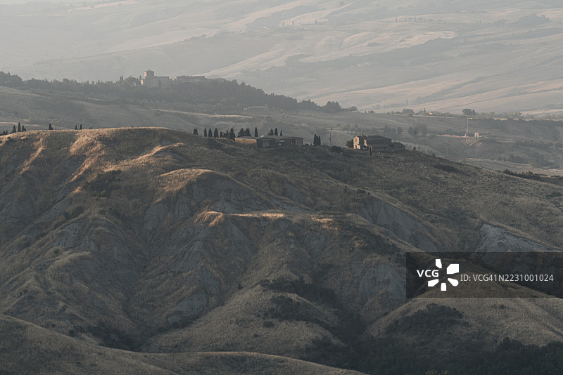 意大利日落时分的起伏山丘美景图片素材