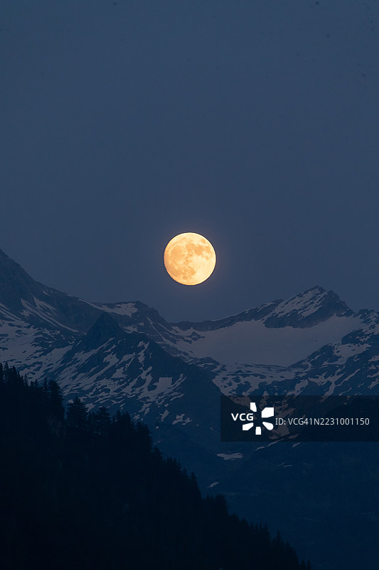 夜晚雪山上的满月图片素材