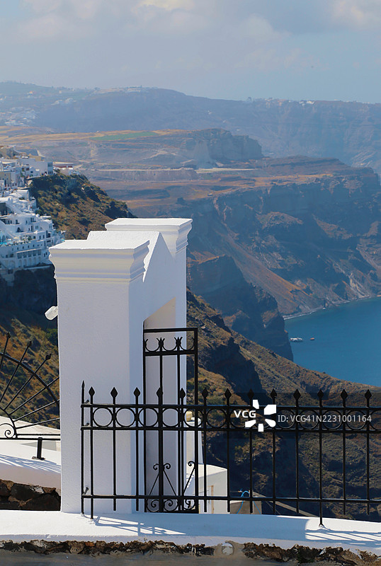 圣托里尼的悬崖和建筑景观，背景是爱琴海，希腊圣托里尼图片素材