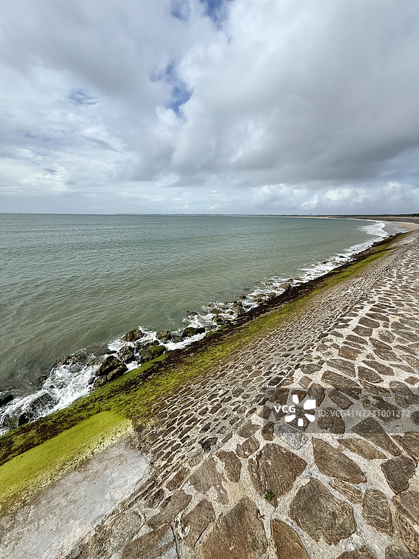海滨小径，海洋景观，阴云密布的天空，法国拉图尔巴尔图片素材