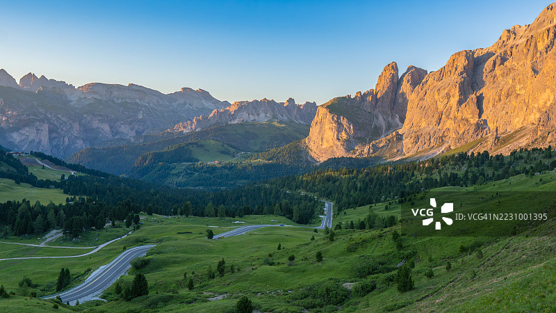 壮丽的山脉风景在日落时分图片素材