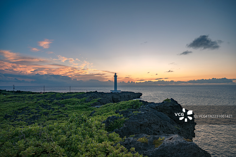 日本日落时分的岩石海岸灯塔图片素材