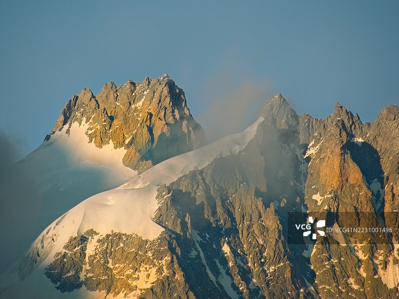 雄伟的雪山在晴朗的蓝天下，法国图片素材