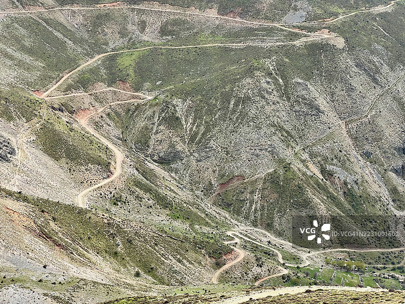希腊蜿蜒的山路和崎岖地形的鸟瞰图图片素材