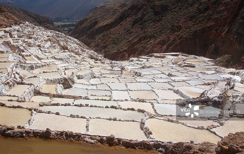 安第斯山脉的盐田，库斯科，秘鲁图片素材