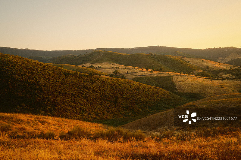 日落时分的起伏山丘，萨拉维萨，葡萄牙图片素材