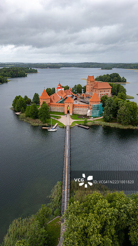 特拉凯岛城堡被湖泊和绿树环绕图片素材