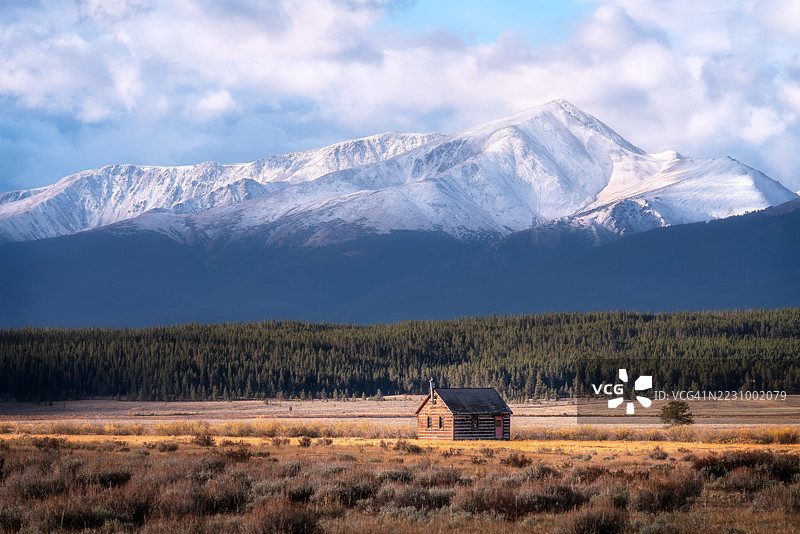 雪山前的乡村小屋，莱德维尔，美国图片素材
