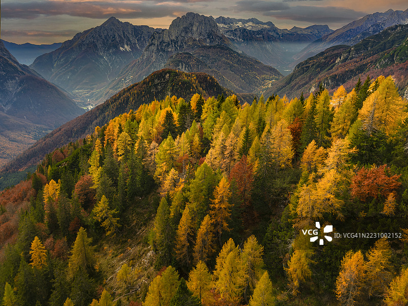 秋季山脉风景与五彩斑斓的森林，斯洛文尼亚博韦茨图片素材