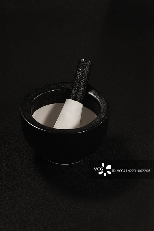 黑色背景上的研钵和杵图片素材