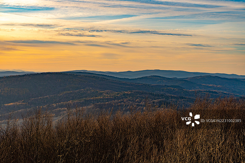 波兰杜克拉的壮丽山脉日落景观图片素材