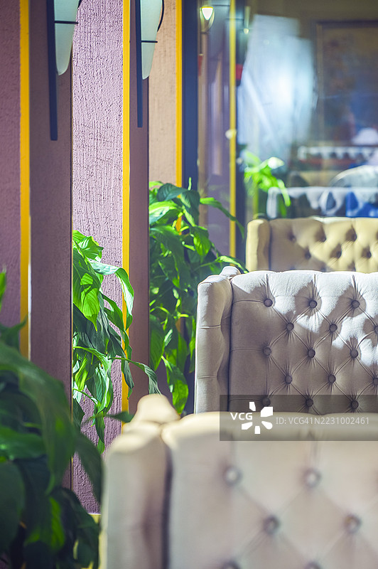 现代餐厅中舒适的沙发吸引顾客入座图片素材