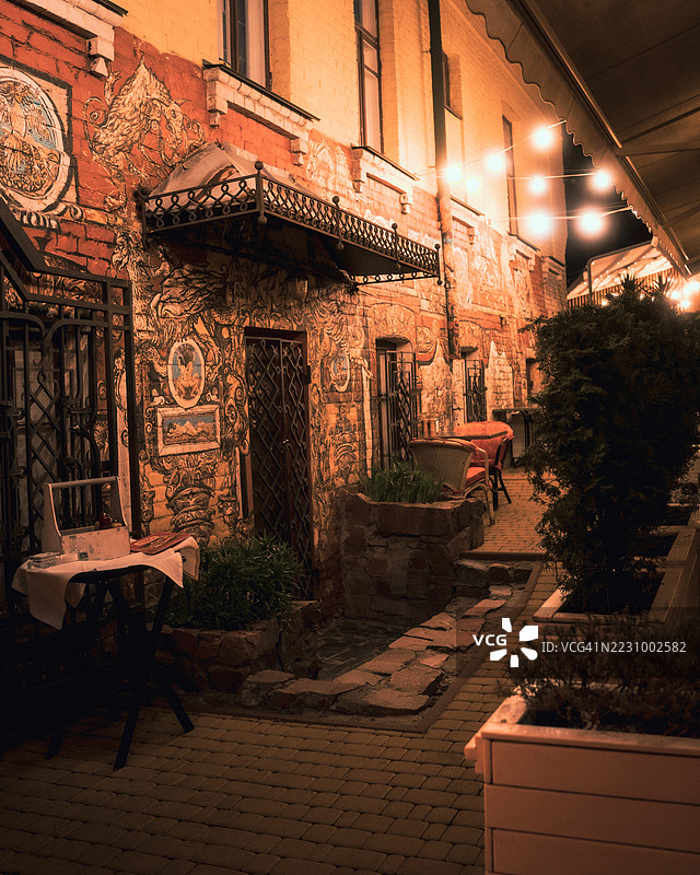 舒适的小巷，配有户外座位和串灯图片素材