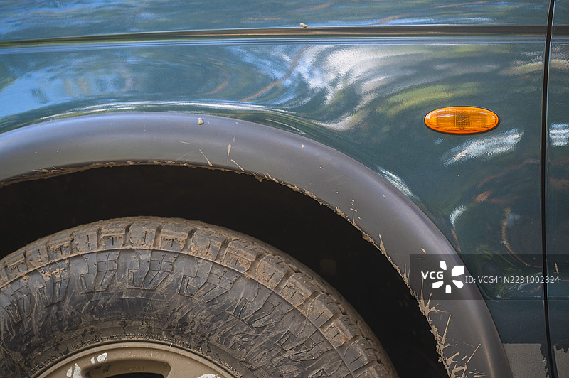 越野冒险后脏污的汽车轮胎和车身近距离特写图片素材