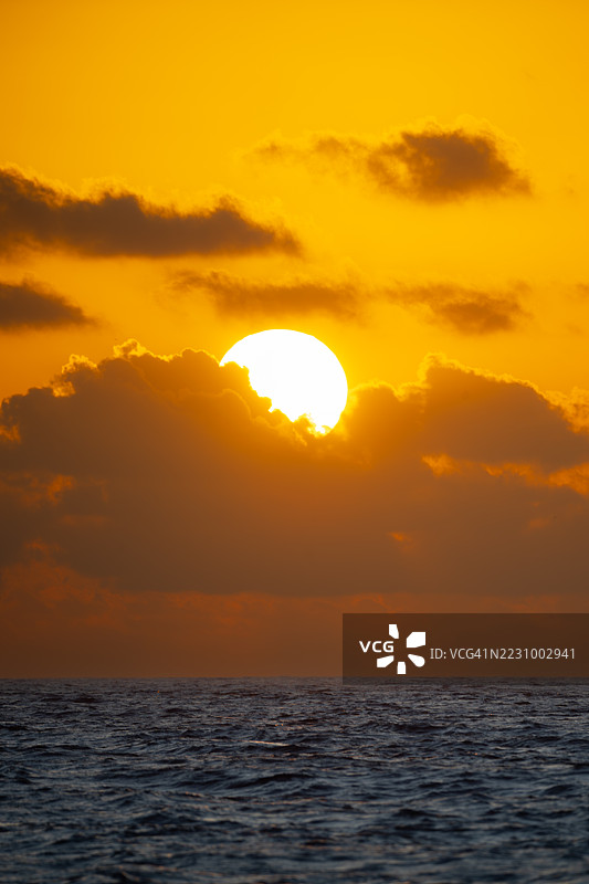 墨西哥伊斯塔帕卢卡的海洋日落与戏剧性的云彩图片素材