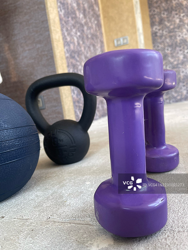 健身器材特写在混凝土地面上图片素材