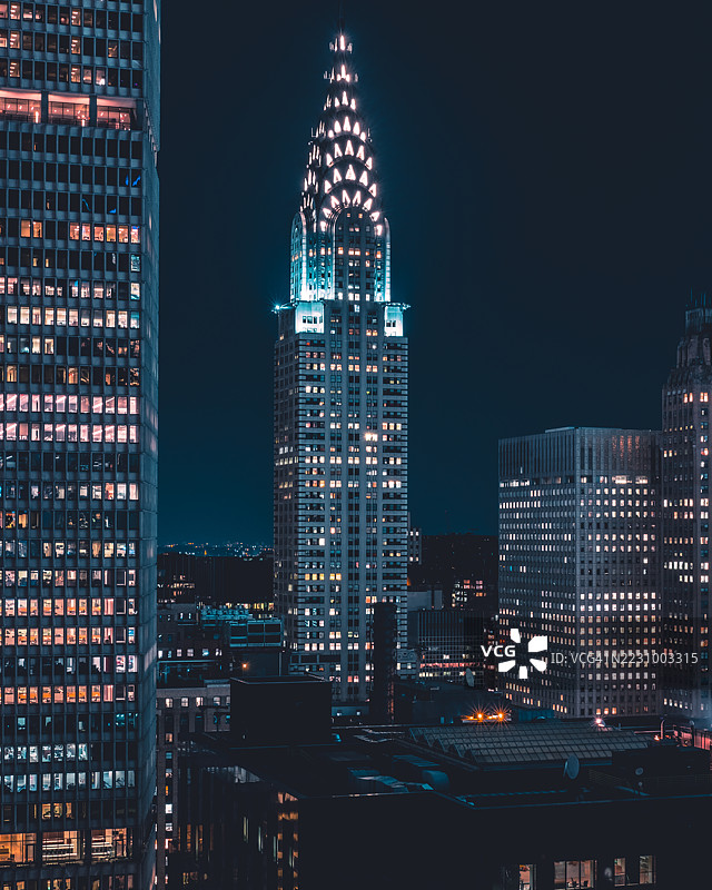 夜幕下的克莱斯勒大厦与周边摩天大楼，纽约，美国图片素材