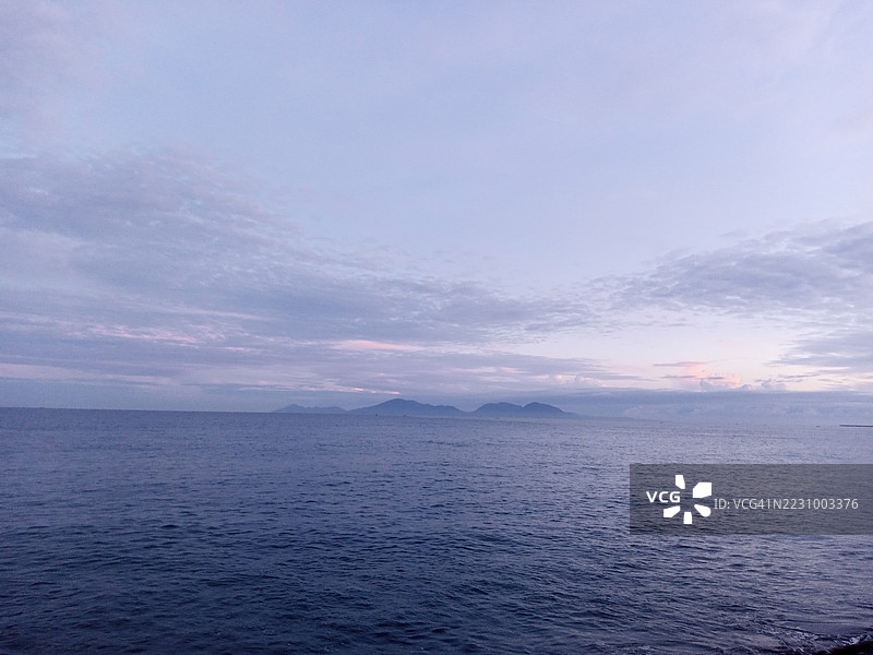 日落时分的宁静海洋景观，印尼，万达亚切图片素材