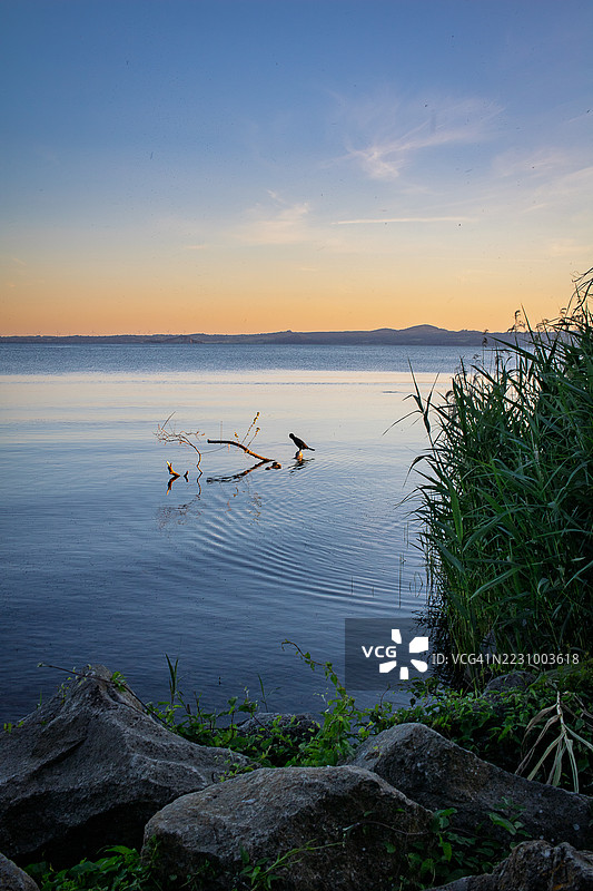 宁静的日落映照在宁静的湖面上图片素材