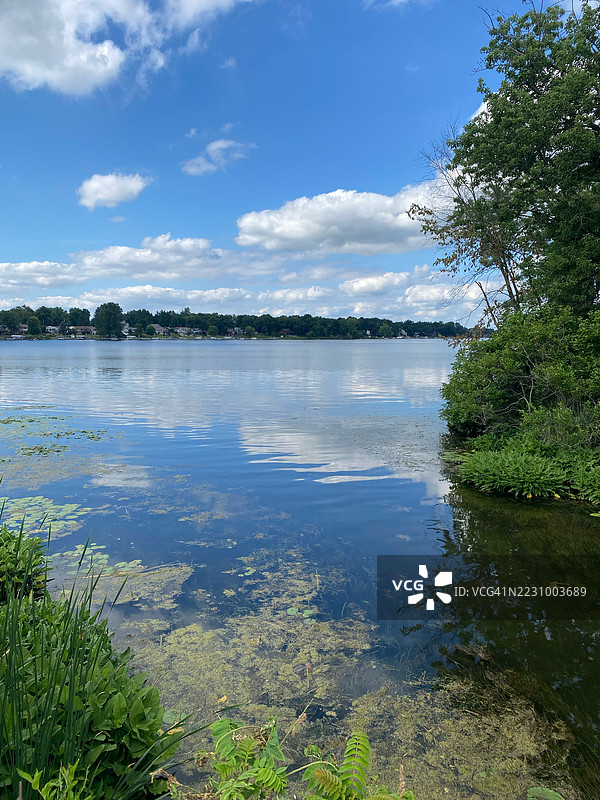 宁静的湖泊场景，倒影与郁郁葱葱的绿植，维克斯堡，美国图片素材