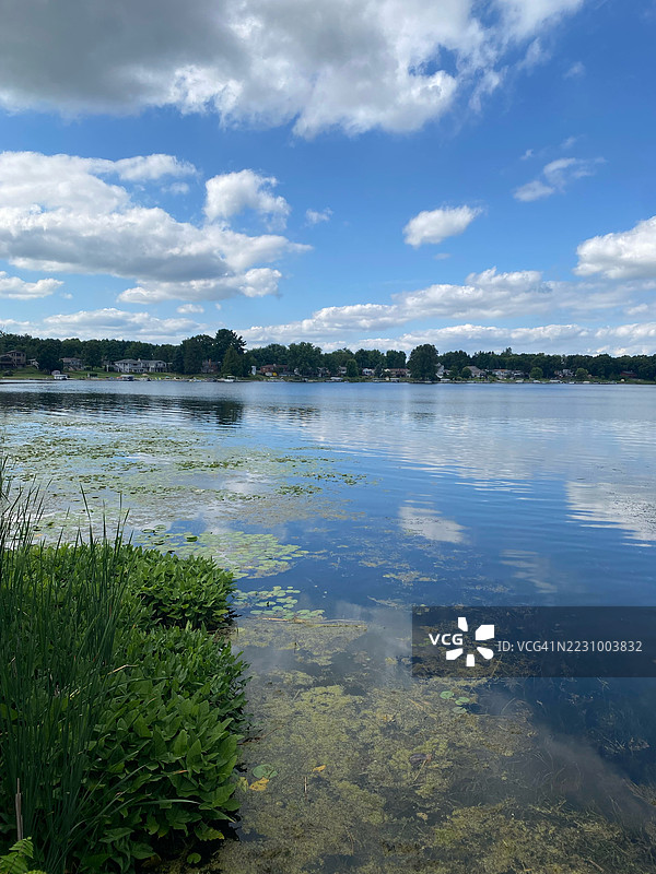 宁静的湖泊场景，倒映着云朵和树木，维克斯堡，美国图片素材