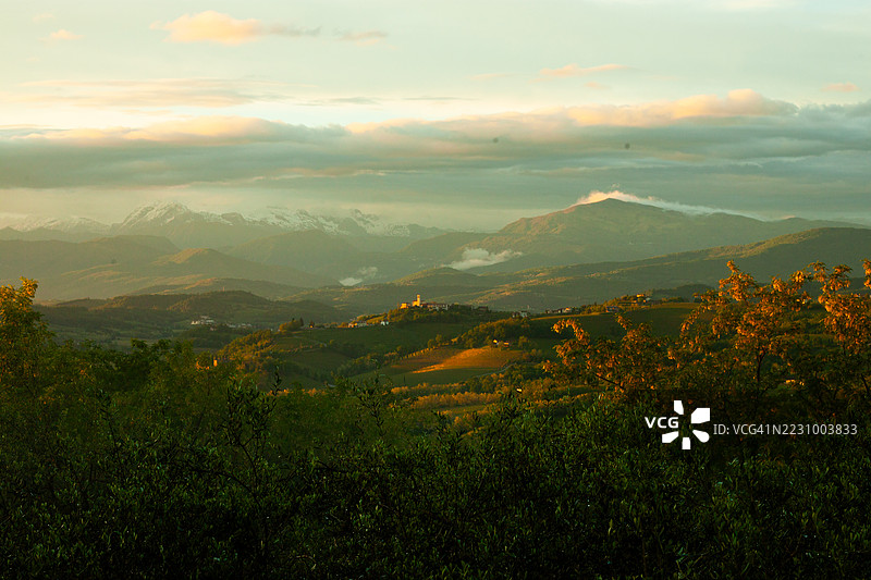 意大利科尔蒙斯的日落美丽风景，起伏的山丘和山脉图片素材