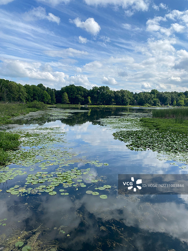 宁静的湖泊，倒映着云朵和树木，维克斯堡，美国图片素材