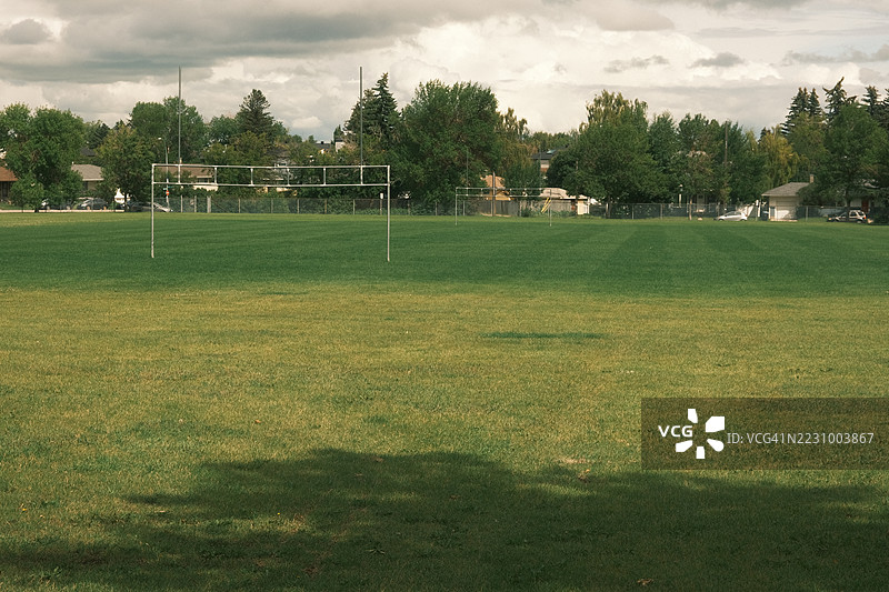 卡尔加里，加拿大郊区的空旷足球场图片素材