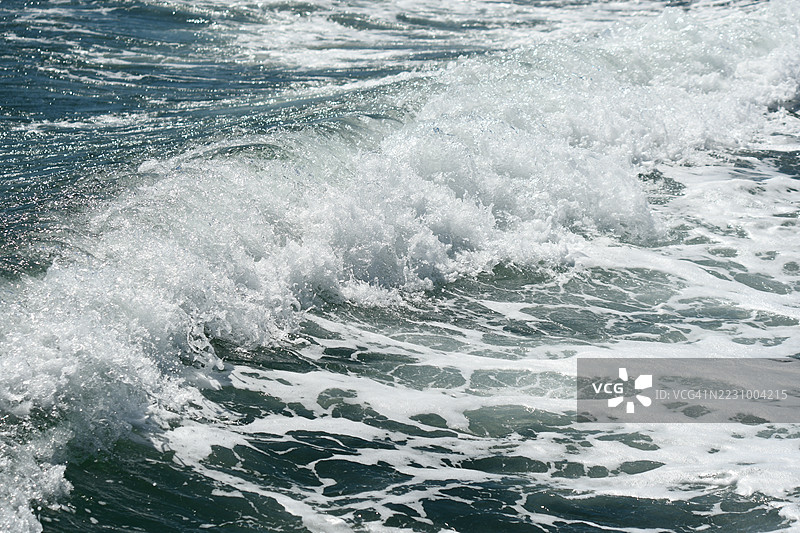 海浪拍打着日本海面图片素材