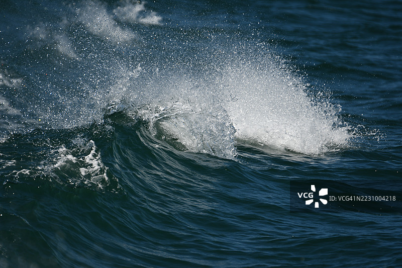 阳光下动态的海浪溅起水花，日本图片素材