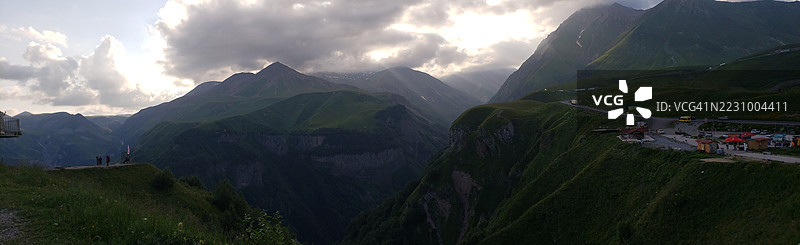 壮丽的山脉风景在戏剧性的天空下图片素材