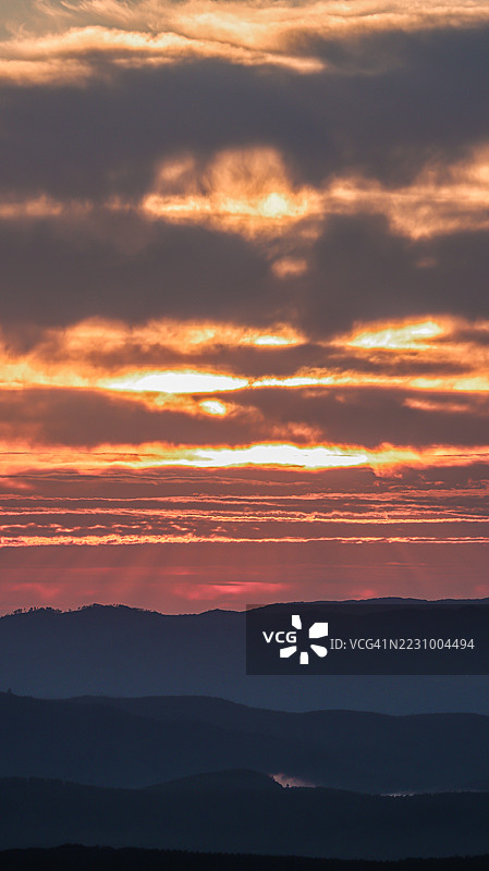 戏剧性的日落映衬轮廓风景，阿尔弗雷多·瓦格纳，巴西图片素材