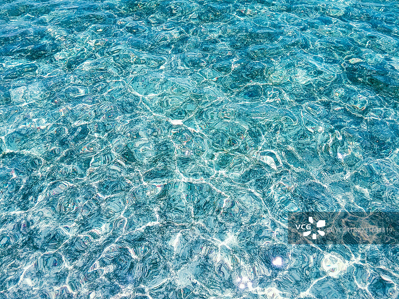 游泳池中晶莹剔透的水面图片素材