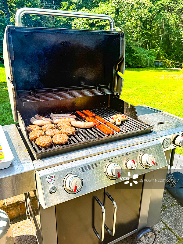 烧烤架上正在烹饪午餐的肉类图片素材