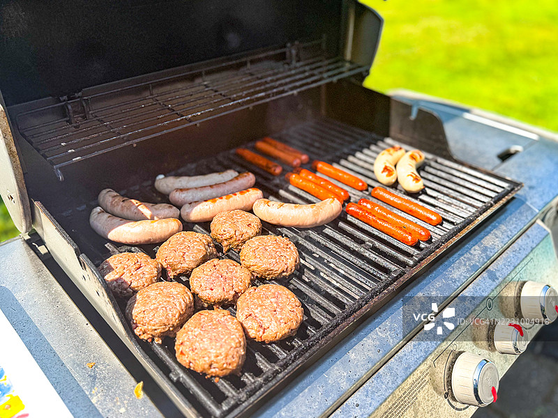 烧烤架上正在烹饪午餐的肉类图片素材