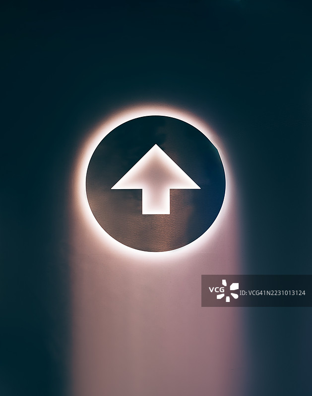 抽象的向上发光箭头与深色渐变背景图片素材