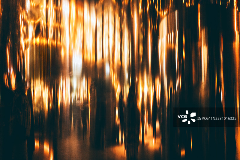 黑色背景上的抽象金色圣诞节灯光图片素材