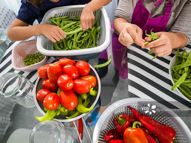 母亲和儿子在厨房准备食物的照片图片素材