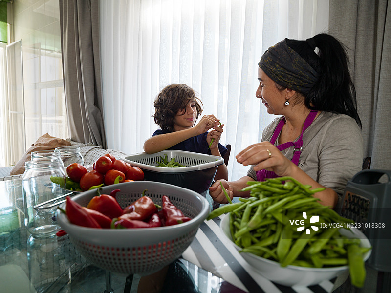 母亲和儿子在厨房准备食物的照片图片素材