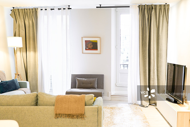 现代客厅，沙发和电视展示舒适的公寓图片素材